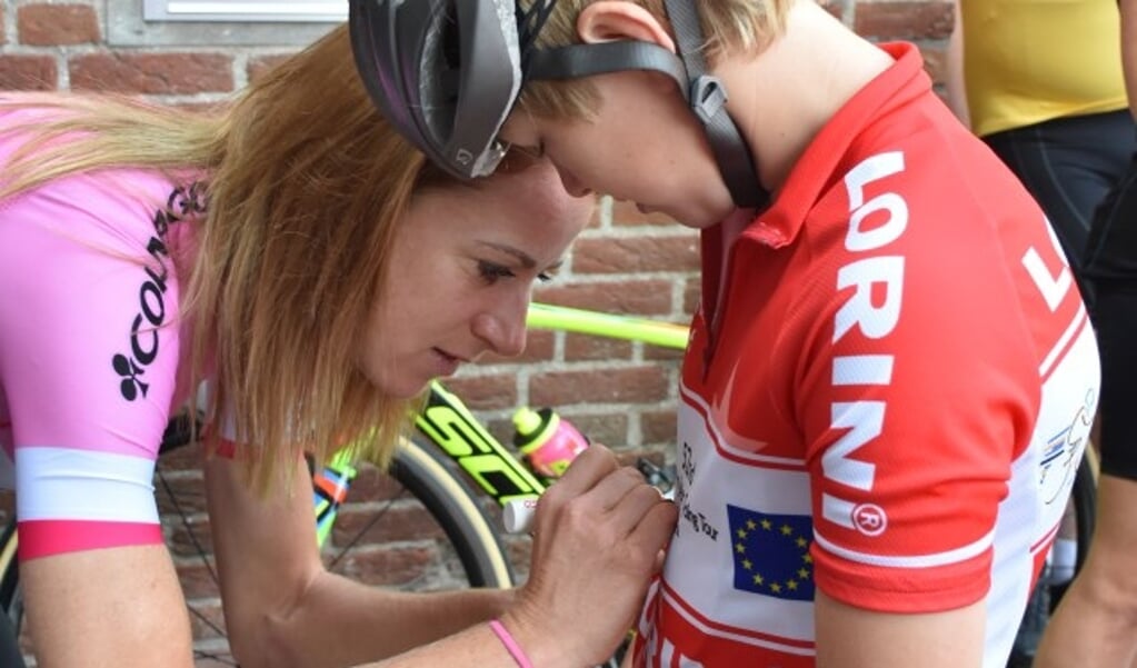 Bij het gemeentehuis was gelegenheid om een selfie met Annemiek te maken. Deze wielrenner wilde graag een handtekening van Annemiek op zijn shirt. (foto: Jan Elsenaar / Wagenings Fotoalbum)