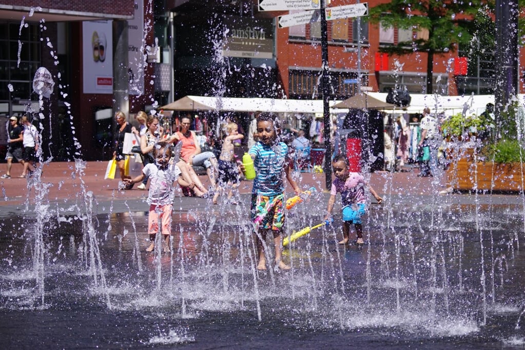 De fontein op het Stadsplein zorgt op warme dagen voor waterpret. Afgelopen zomer heeft de fontein wegens kapotte tegels echter nauwelijks aangestaan.