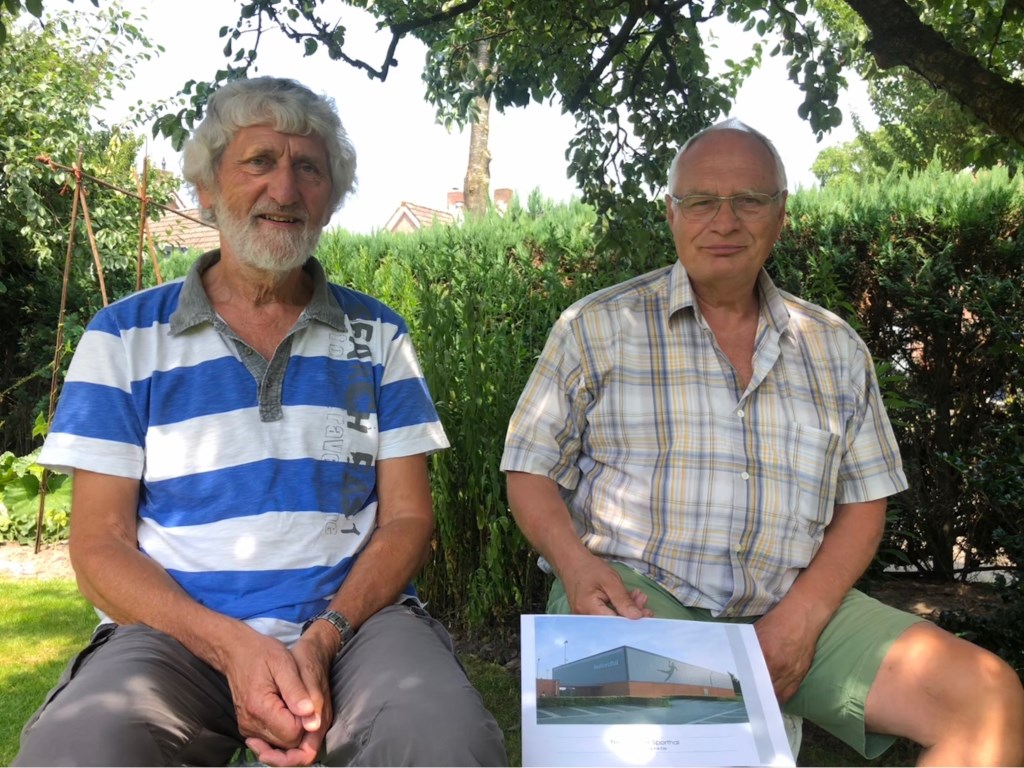 Dick Kraay en Wim de Rek met een impressie van de nieuwe sporthal.