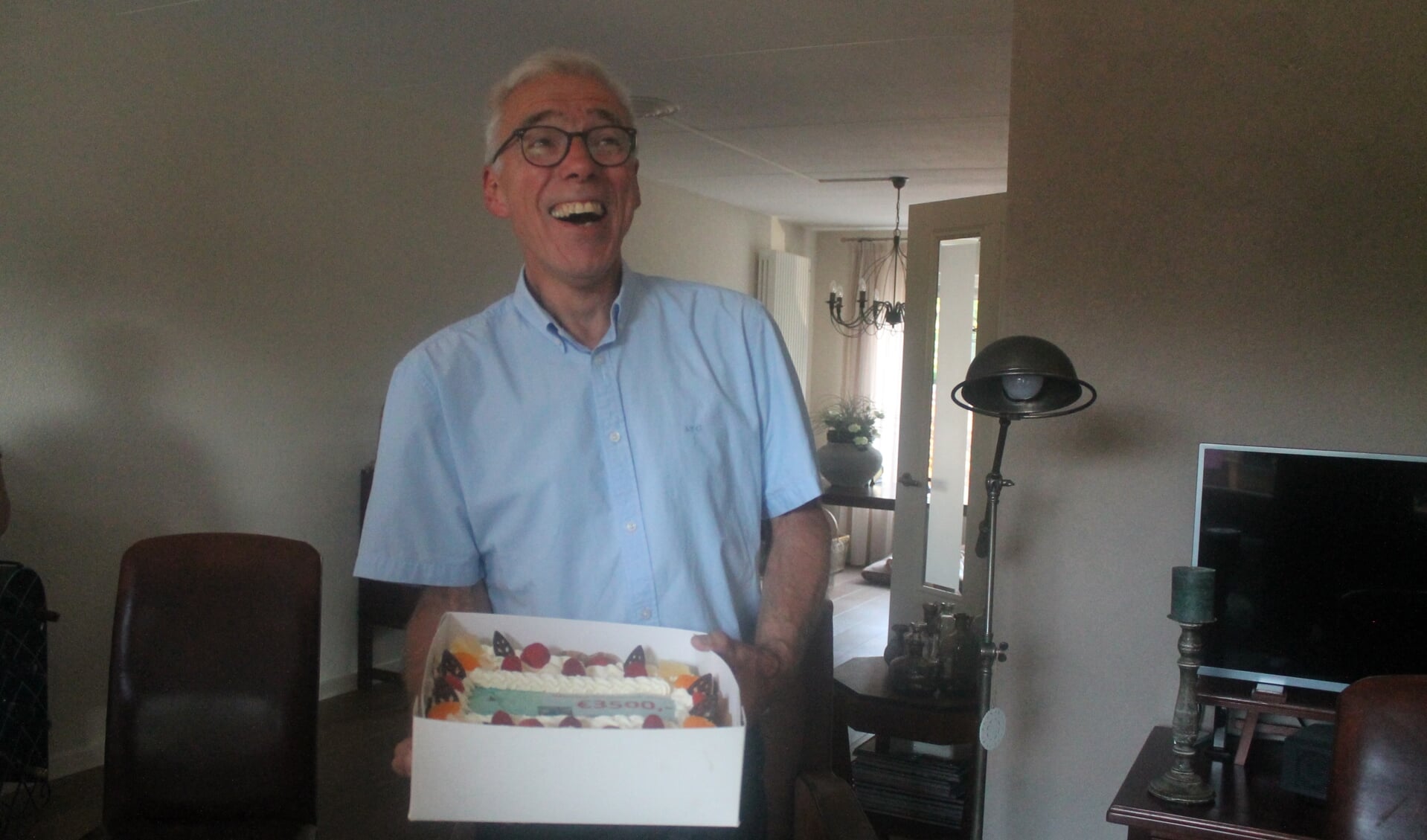 De Kom en Zie commissie vond de bekendmaking van het bijeengebrachte bedrag een feestelijk moment waard en overhandigde Jan Heijns een taart met daarop het bedrag: 3500 euro! 