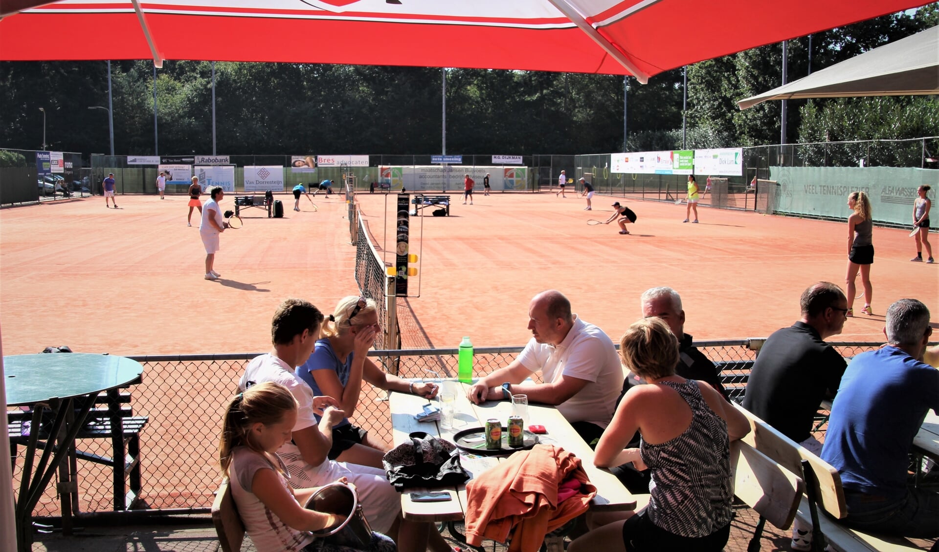 Sport en ontmoeting gaan hand in en hand tijdens de Soester Tennis Kampioenschappen.