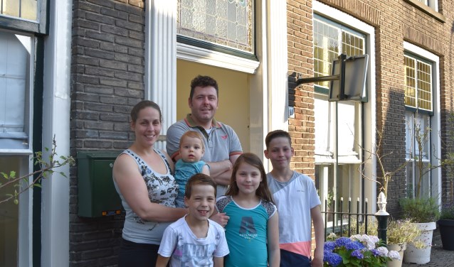 Richard en Angelina met hun vier kinderen.