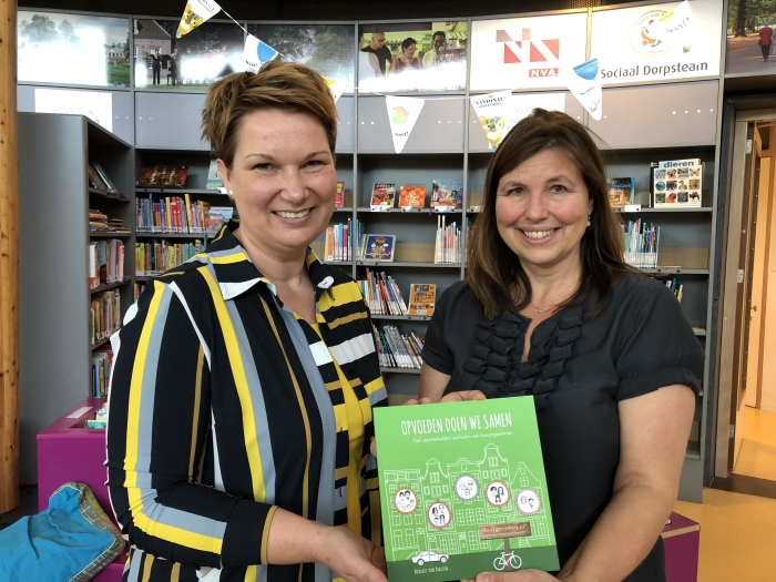 Wethouder Chantal Broekhuis (l) en coordinator Buurtgezinnen Mariska Cornelissen