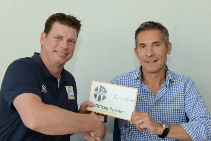Bestuurslid voetbalzaken Benno Peperkamp (r) verlengde samen met Bas Besselink (FCP) de bestaande samenwerking met drie seizoenen (foto Ton Hofstra Fotografie).?