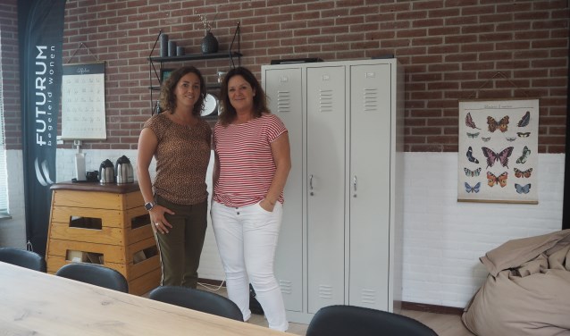 Babette Kistenkas (l) en Kirsten Otten in hun nieuwe ruimte Het Lokaal dat is gevestigd in De Smederij.