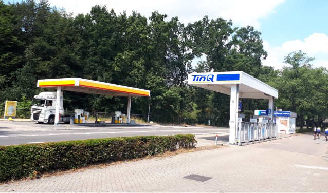 De twee tankstations aan de Woudenbergseweg moeten wijken voor de leefbaarheid in de dorpskern.