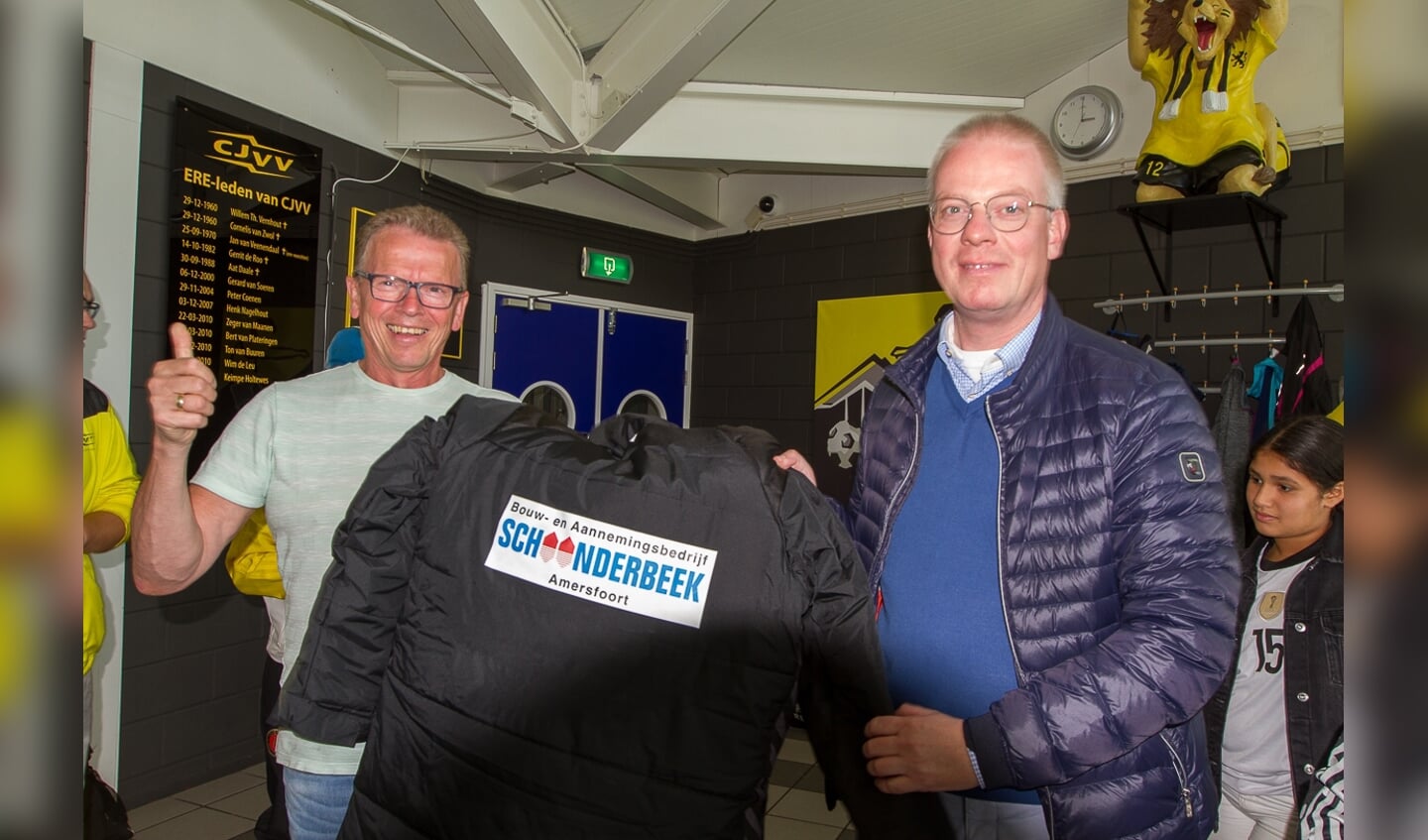 overhandiging nieuwe Coachjas aan coach Eddy van den Born door Gijsbert-Jan van de Pol van Schoonderbeek Bouw- en Aannemingsbedrijf