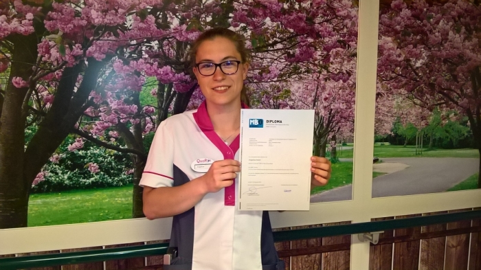 Angelica Kwint met haar diploma.
