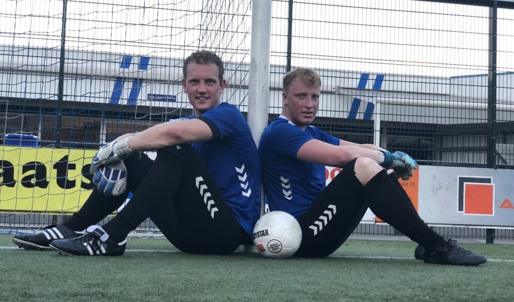 Johan Jansen (links) wil Joshua van den Berkt dit seizoen bij zijn nieuwe club GVVV op sleeptouw nemen. ,,Hij is groot, sterk en erg talentvol.