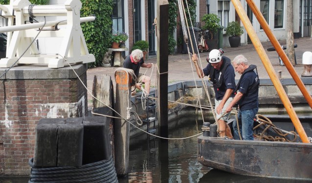Vrijwilligers van de Stichting Kolksluis Spaarndam hebben alle tijd om de dukdalven in de Kolksluis te vervangen.