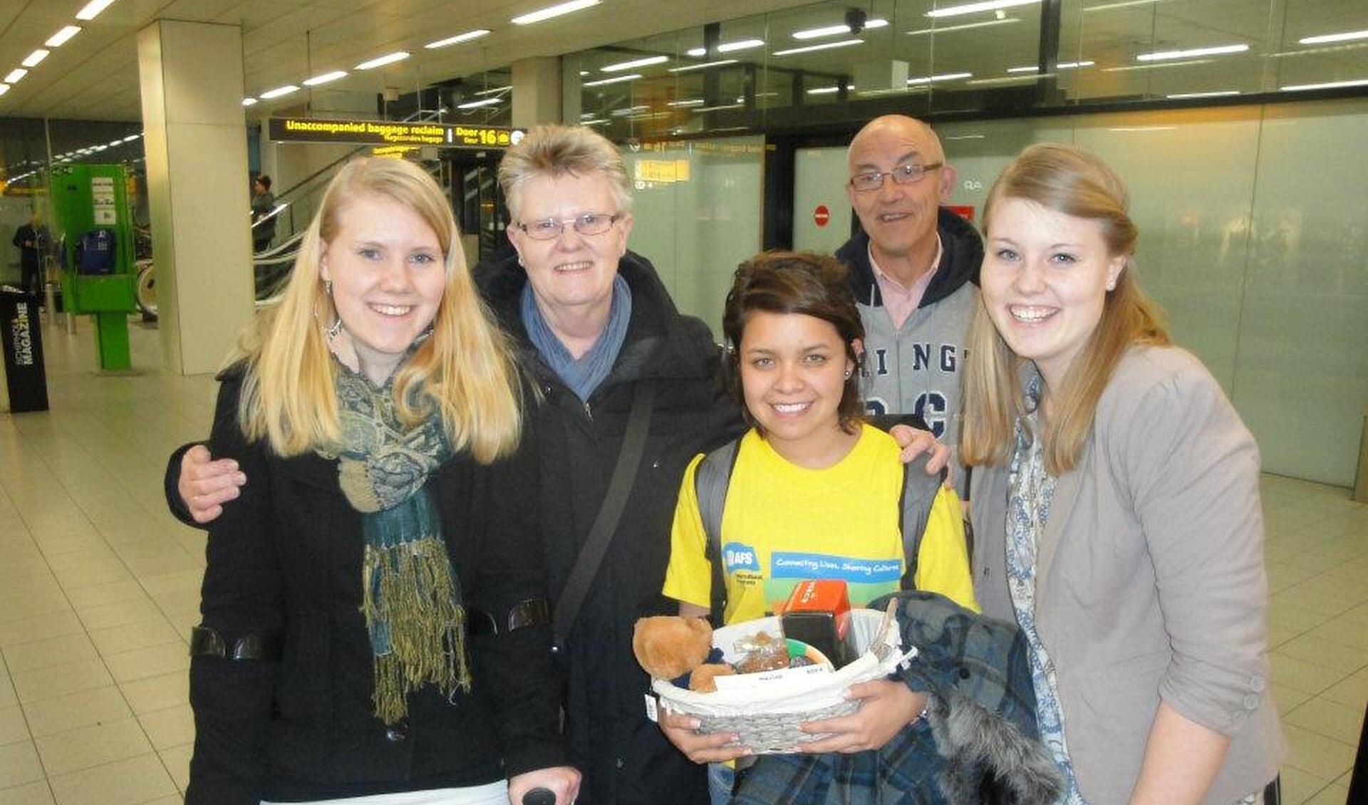 De familie Holling verwelkomt Laura op Schiphol