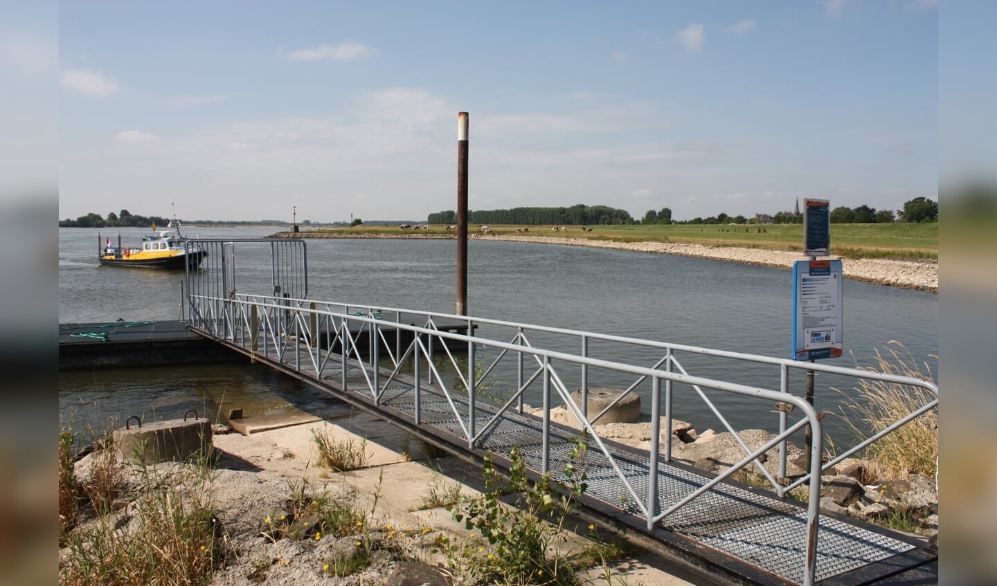 De voormalige directieboot maakt al twintig jaar de oversteek tussen Heerewaarden en Varik.