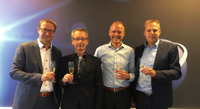 Ondertekening koopovereenkomst door Frans Gemen, Henno Poesse, Jan Penning en Conrad van Kooten