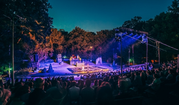 Uitvoering van 'De Meeuw' in het Bostheater.