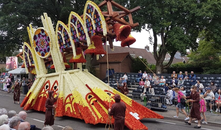 De Jeugdraad wint de BDU persprijs met hun indrukwekkende wagen 'Kathedraal'.