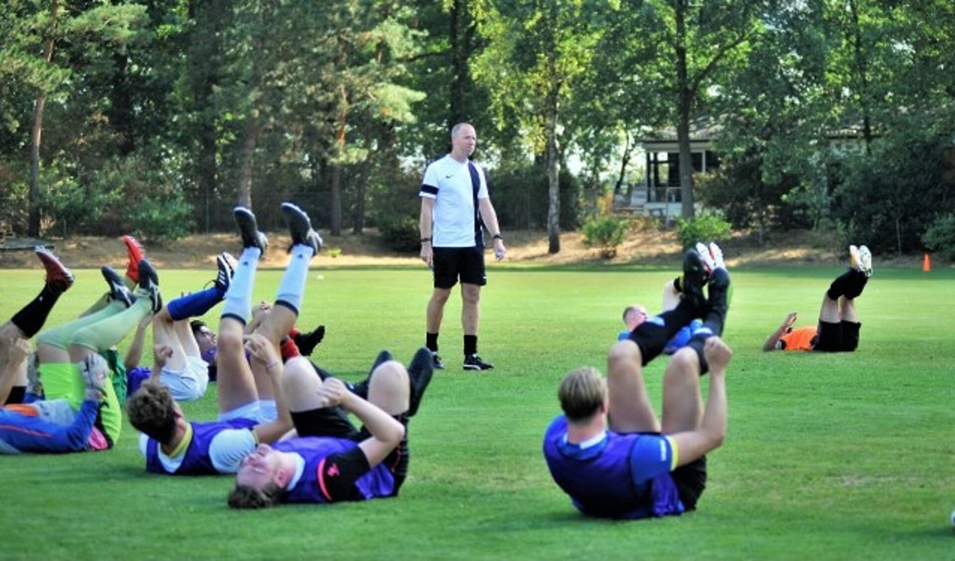 De nieuwe oefenmeester van Redichem, Eddy Hagen, hield zaterdag de eerste training op het Wilhelminasportpark tamelijk rustig.