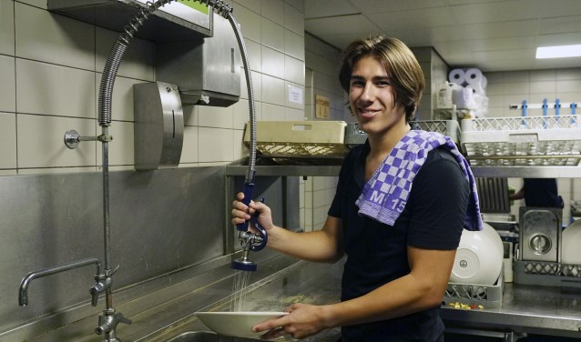Johnny Krak werkt bij Loetje als afwasser. Hij heeft het er prima naar zijn zin: 'het is een gezellig team'.
