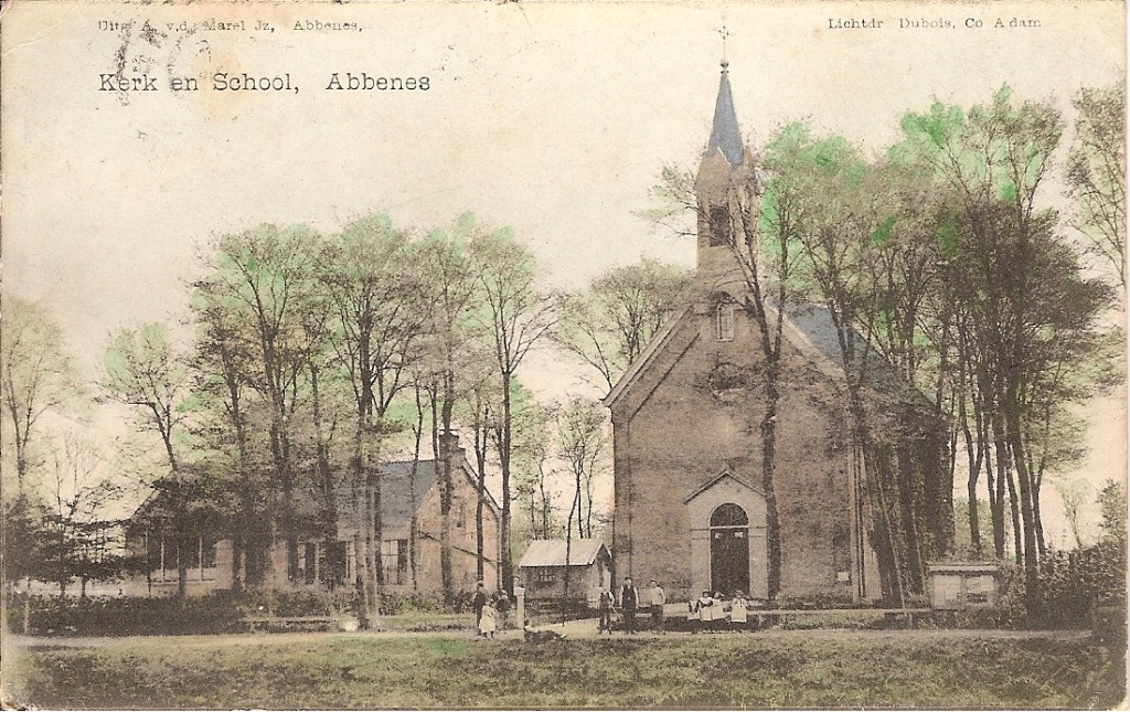 Een oude ansichtkaart met de afbeelding van de kerk.
