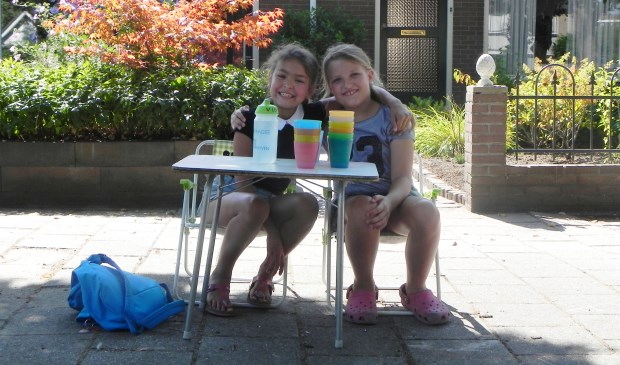 Vive en Annemijn delen gratis water uit aan dorstige voorbijgangers.