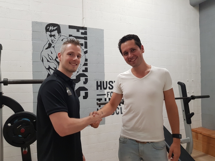 Harmen en Joran schudden elkaar de hand