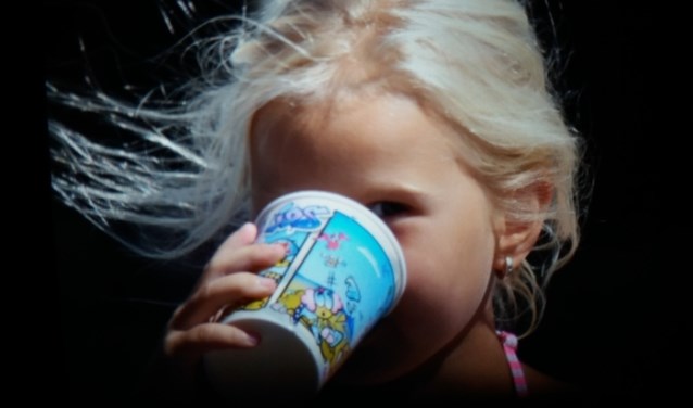 Aimy Rikkers geniet tijdens deze warme zomer van een koel drankje en een fris briesje.