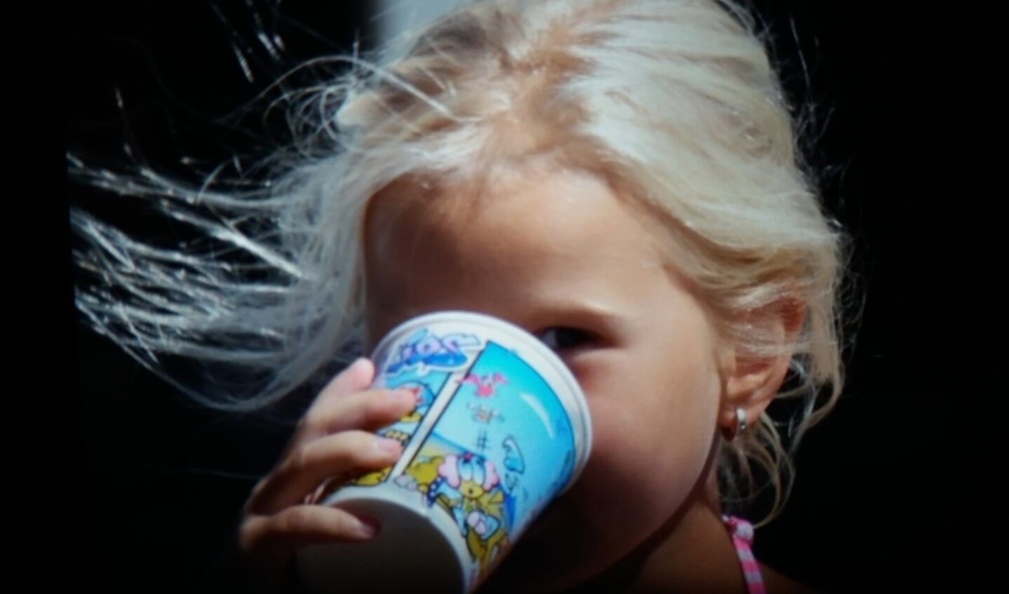 Aimy Rikkers geniet tijdens deze warme zomer van een koel drankje en een fris briesje.