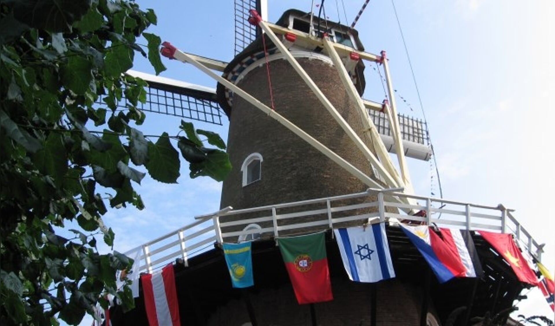 Tijdens verschillende Molenmarkten hingen een aantal keren vlaggen uit allerlei landen aan de molen.