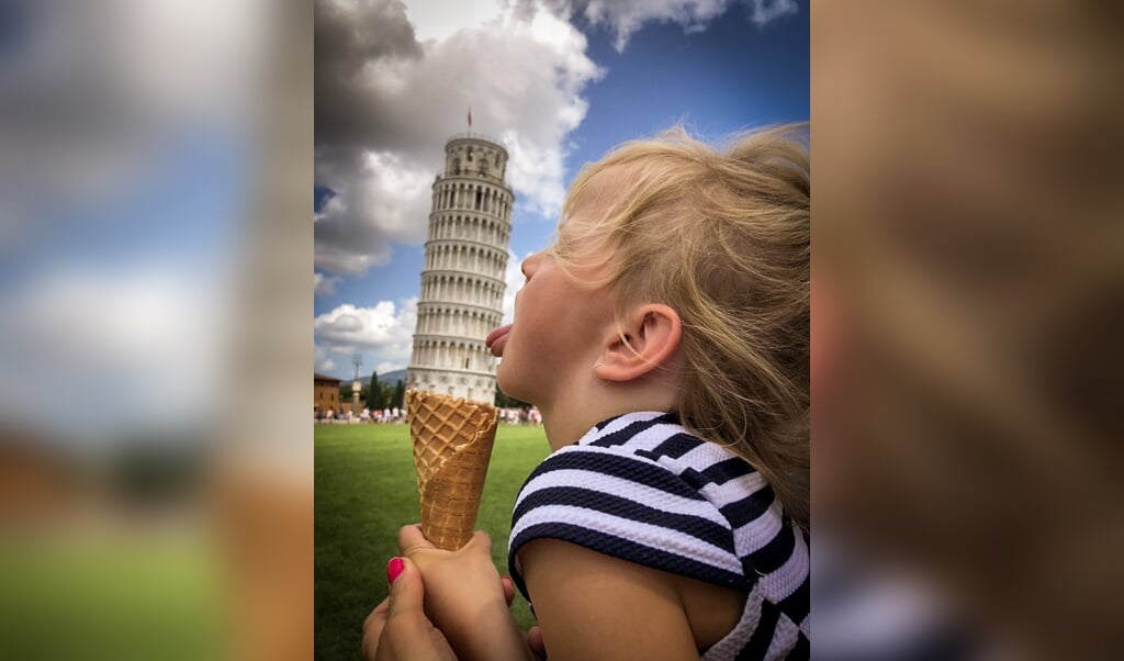 ,,Deze foto is gemaakt in Pisa, waar onze dochter Bibiane zin had in ´Pisa Toren IJs´.´´ Ingezonden door de familie Scheffel uit Garderen. 
