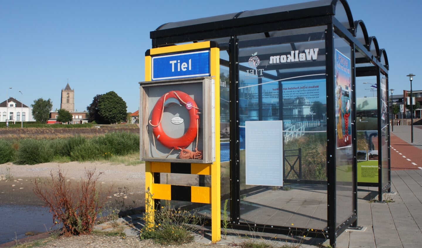 Wie in het hokje moet wachten op het veer, kan hier lezen over het ontstaan van de pontjes en de geschiedenis van het hoge water.