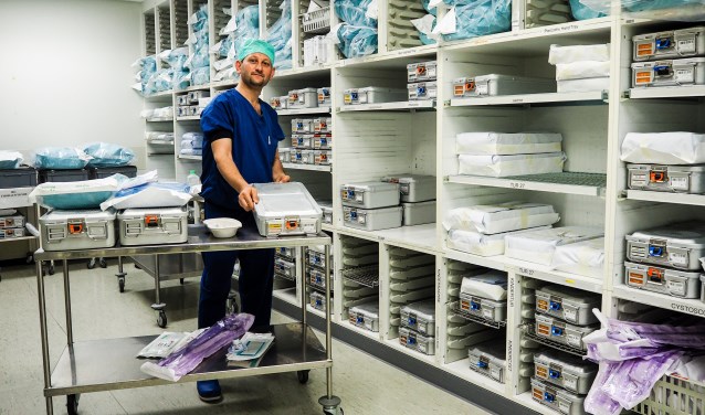 In het magazijn houdt Mustafa zich bezig met het verzamelen van instrumenten en het checken van serienummers en vervaldata.