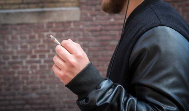 ILLUSTRATIE - Een man rookt een sigaret op straat. ANP XTRA ROOS KOOLE