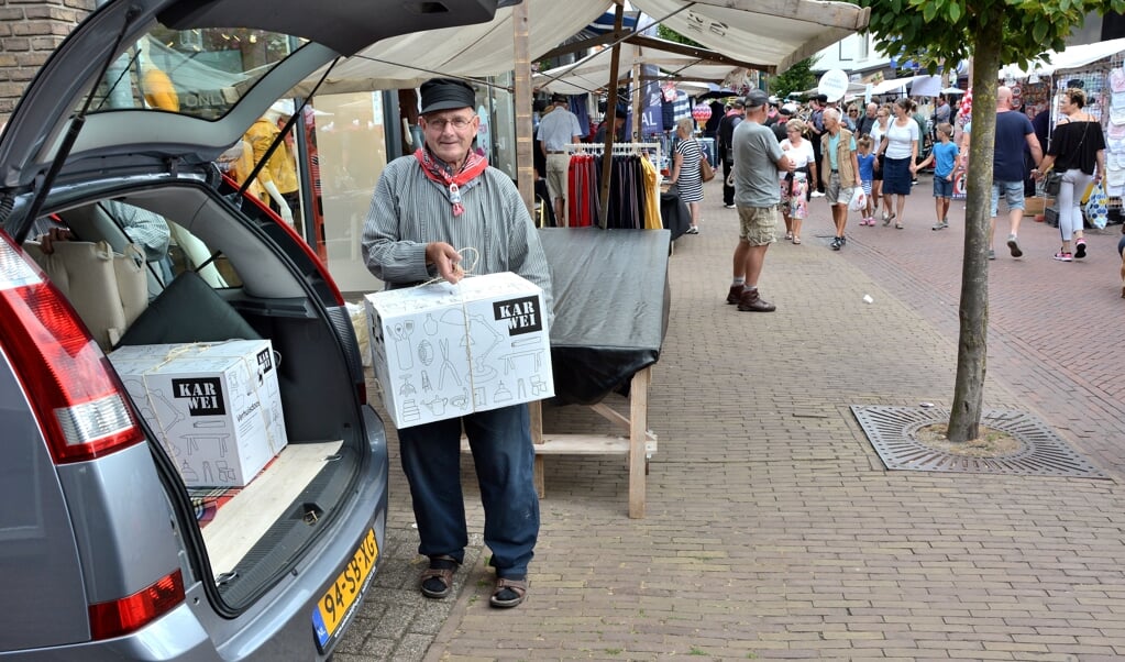 Na de laatste Oud Veluwse Markt ruimen marktkooplui hun overgebleven goederen op.