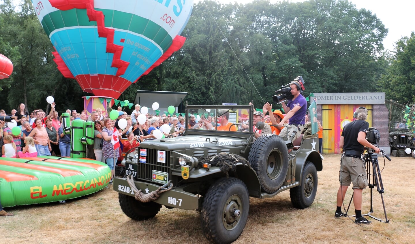 Klaar voor de optocht. Er kwamen 1100 inwoners kijken aan het begin van de avond.