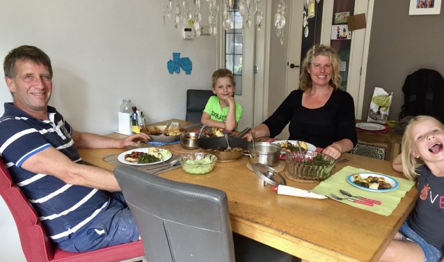 Direct na het avondeten - en na het ontbijt - gaat boer Ko de koeien melken. Een klus waar hij ruim twee uur mee bezig is.