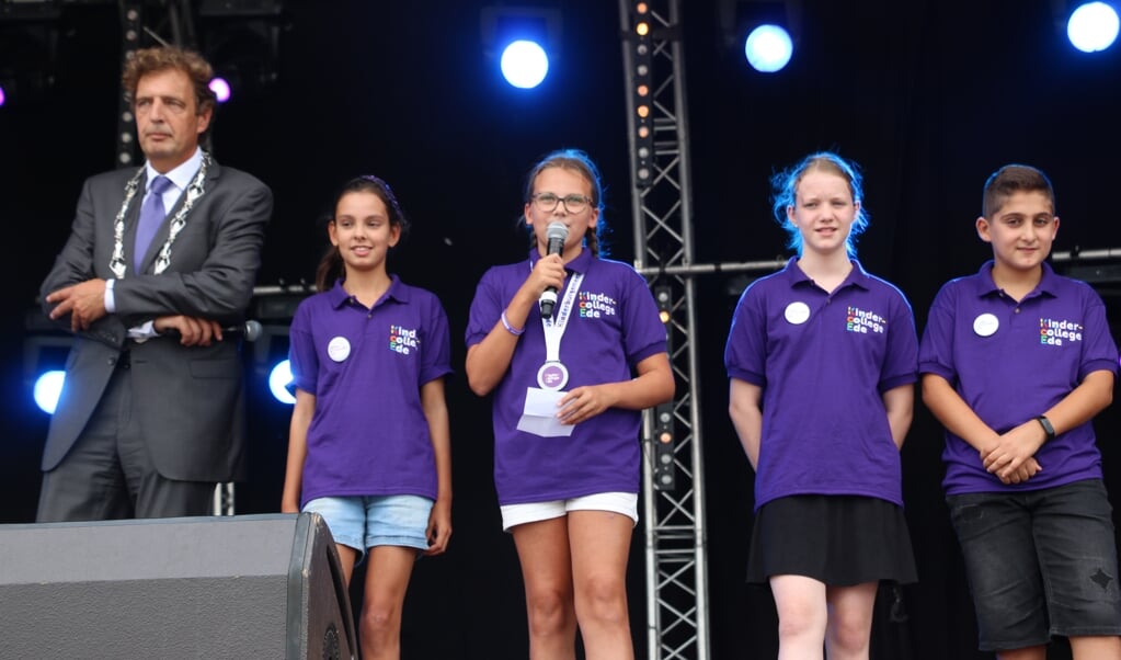 Vlnr: Nora Kudair, Lisa van der Burgh, Iris de With en Necati Özel, samen met burgemeester René Verhulst.