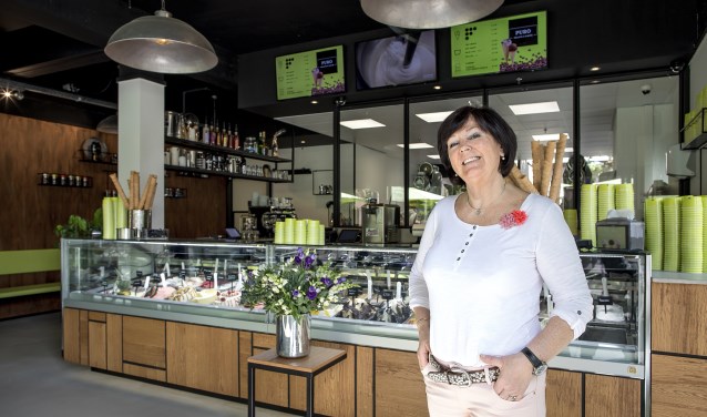 Linda Jansen zet zich vrijwillig in om haar zoon op weg te helpen in zijn nieuwe ijssalon.