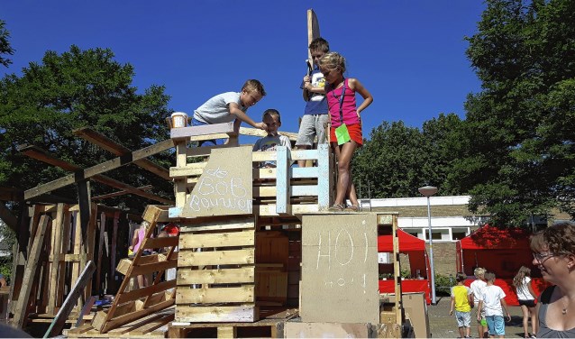 Tijdens de Kindervakantiedagen in Lisserbroek worden flink grote hutten gebouwd.