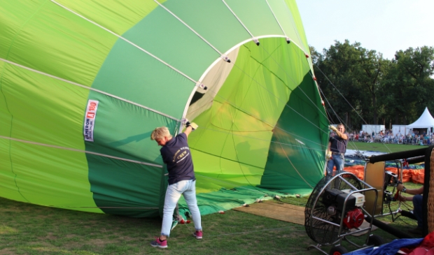 <p>Jolanda gunt haar zieke zus Linda een ballonvaart. Het stel wilde liever niet op de foto. </p>