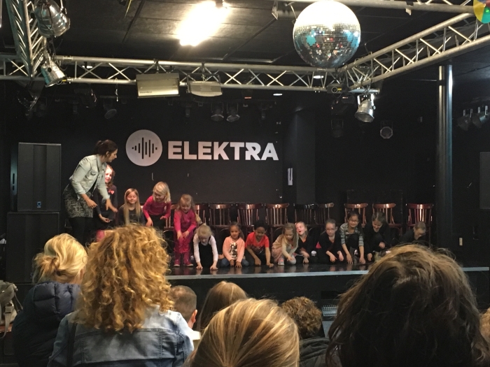 dansen en zingen tijdens de theater uitvoering