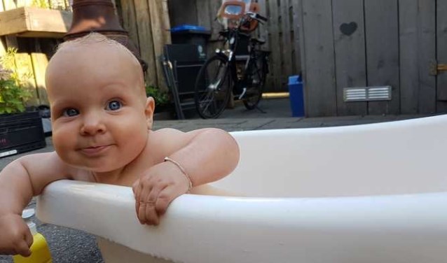 Rosy uit Hardinxveld-Giessendam baddert met dit weer lekker buiten.