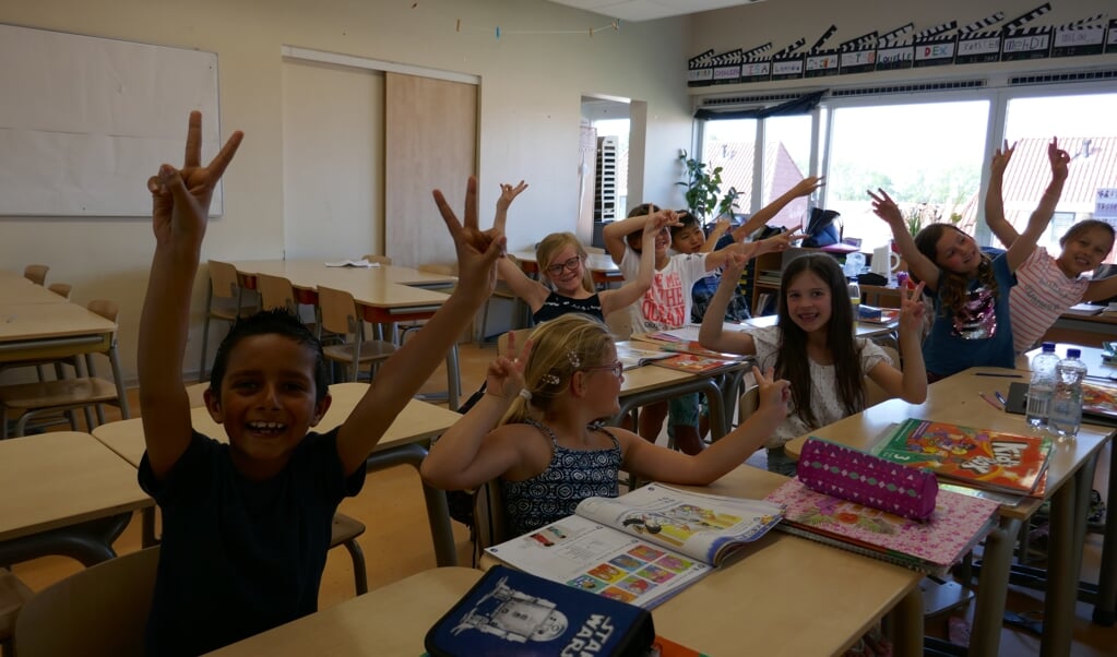 Kinderen volgen de lessen bij Xtra English4kids