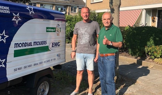 Vrijwilligers Jos en Wim van stichting De Verhuisfamilie waren in Sliedrecht.