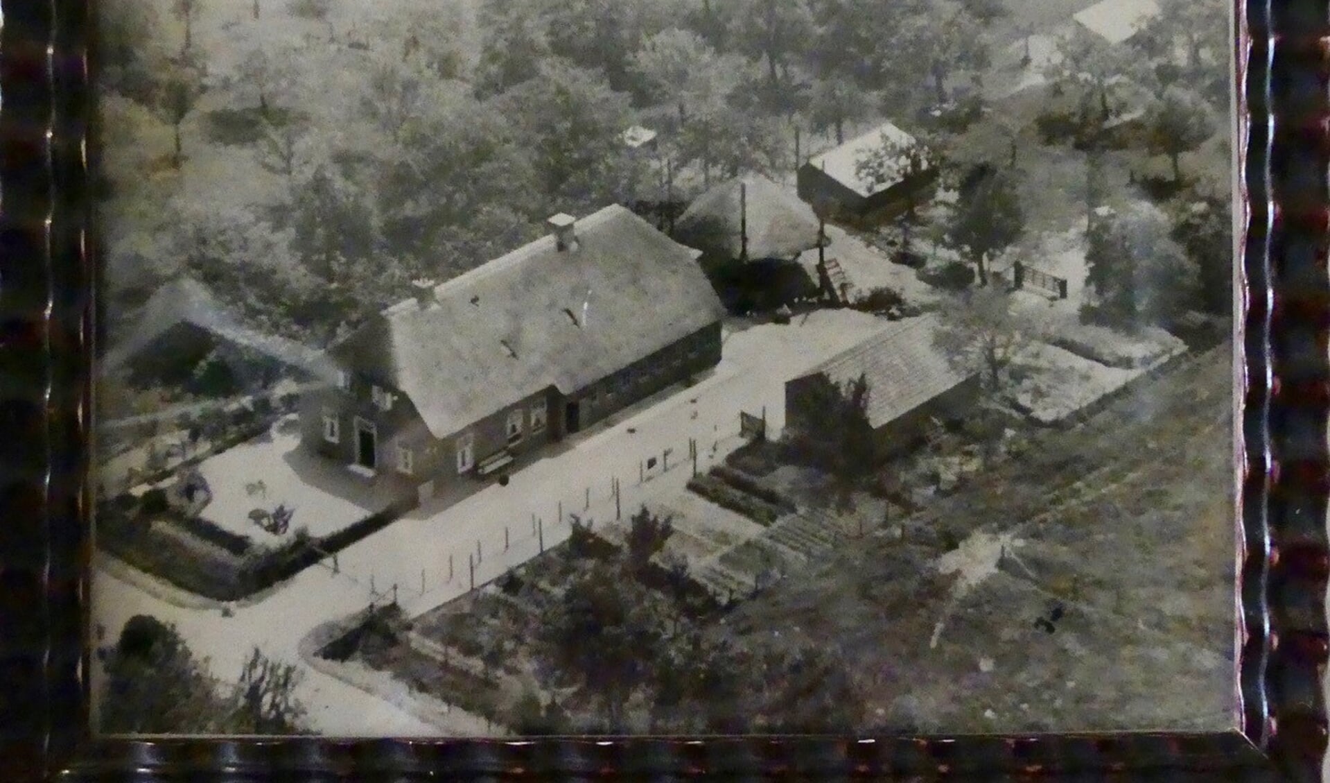 Een luchtfoto van de boerderij in 1949