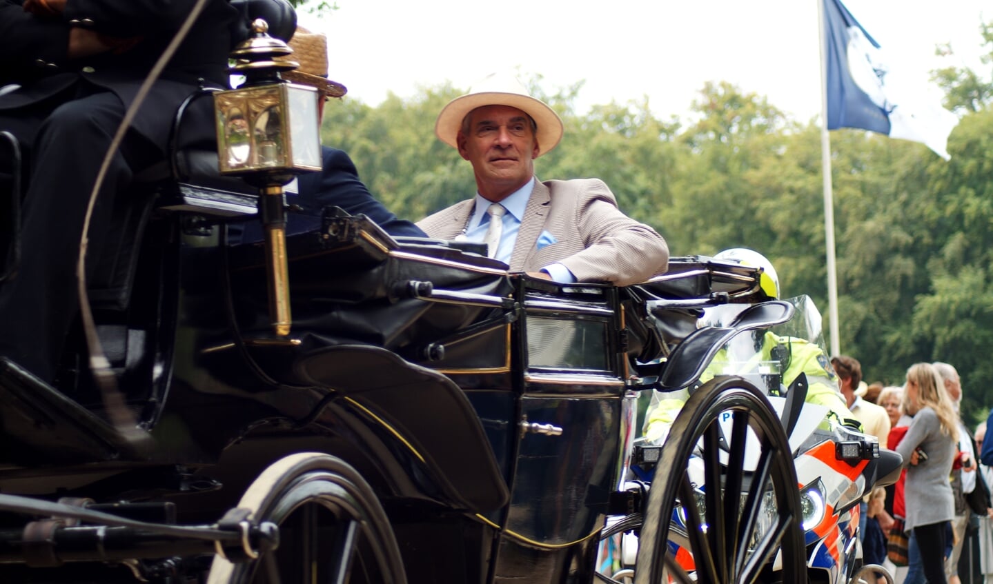 Burgemeester Frits Naafs rijdt ieder jaar traditioneel mee met zijn eigen gasten. 