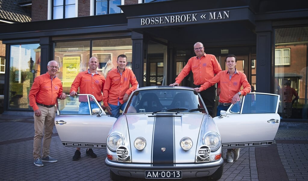Van links naar rechts het complete bestuur van de Stichting Oldtimer Evenement Voorthuizen.  Henk Bossenbroek, Gert van Beek, Bennie Geurst, Gert van Maanen en Dave van Maanen.