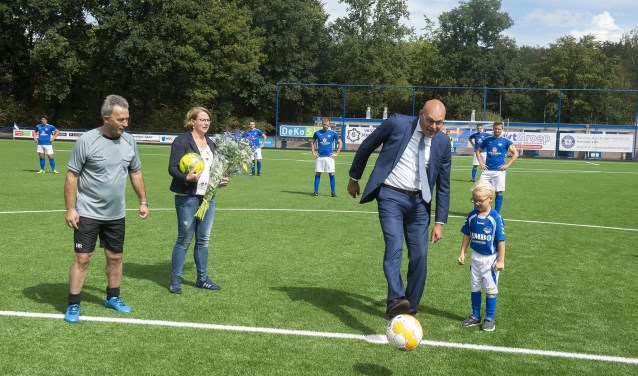 Wethouder Gerrit Boonzaaijer geflankeerd door oudste (spelende) en jongste lid van DVSA