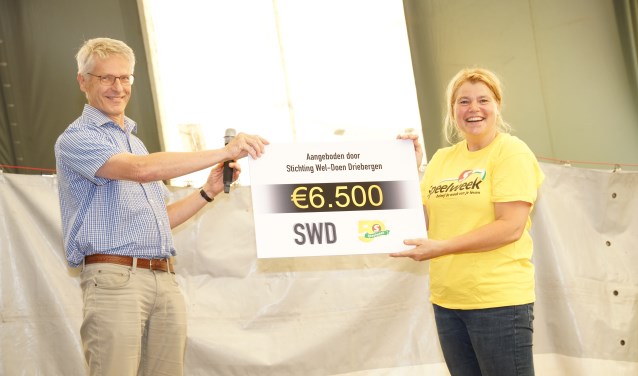 Voorzitter van Stichting Wel-Doen Driebergen Clemens Festen overhandigt de cheque aan Caroline van Veen, voorzitter van Stichting Jeugd Rekreatie Driebergen.