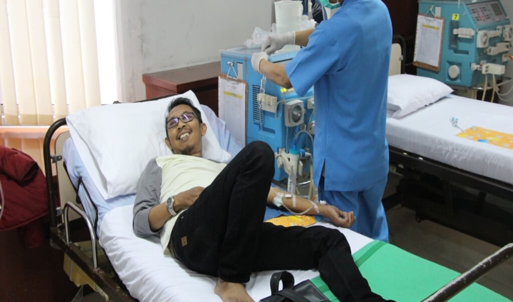 Stichting Nederland-Batam maakt dialysezorg mogelijk voor arme mensen in Indonesië.