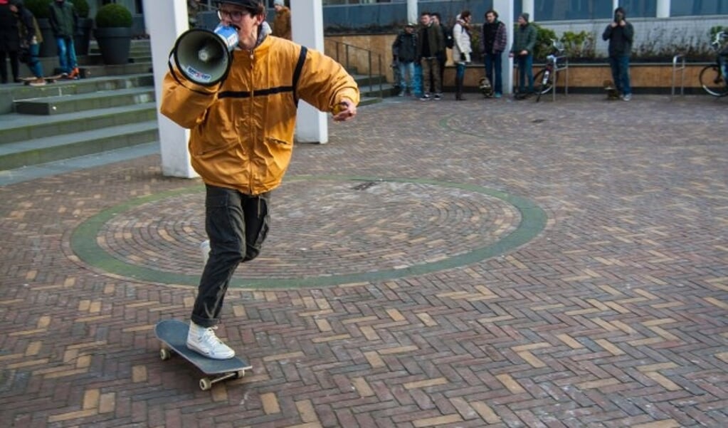 Skaters zijn aan zet. De foto werd genomen tijdens een publieksactie op het plein voor het gemeentehuis. (Foto: Robèrt Guérain)