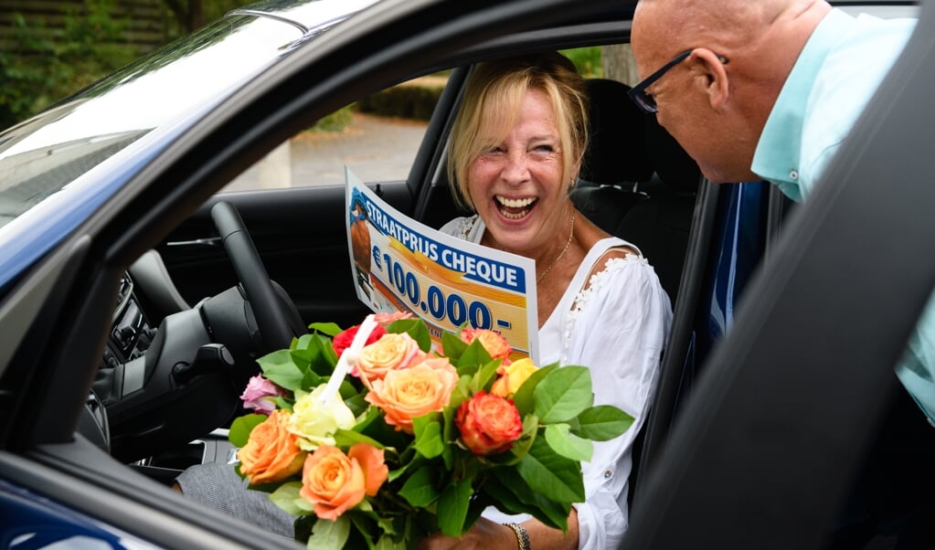 Gaston Starreveld reikt prijs van 100.000 euro en auto uit aan bewoonster Veldlust.